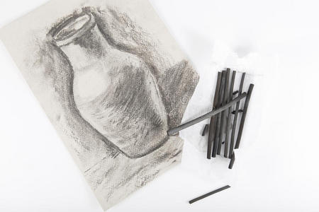 木炭画棒彩色抽象粗糙的纹理素描木炭一位留着卷发的年轻漂亮女孩的