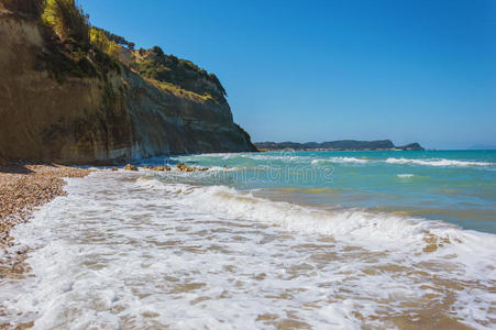 海浪冲击海滩