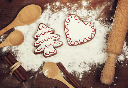木制砧板上的圣诞饼干香料和面粉
