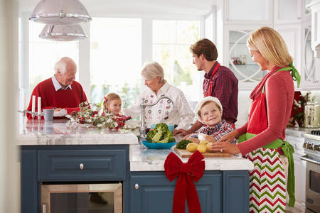 家人和祖父母在厨房准备圣诞餐