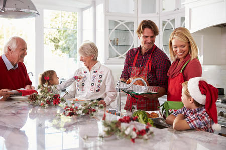大家庭在厨房准备圣诞餐