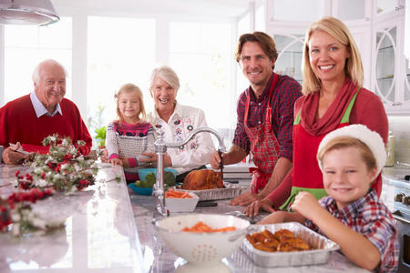 大家庭成员在厨房里品尝圣诞火鸡