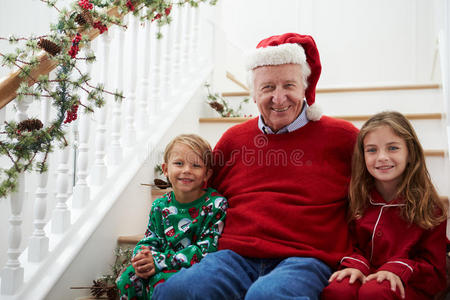 爷爷和孙子们在圣诞节坐在楼梯上