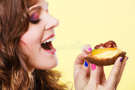 特写女人吃水果蛋糕甜食