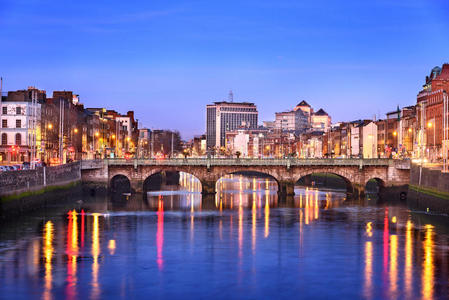 金纪念碑在都柏林三一学院全景图-都柏林-爱尔兰都柏林的天际线st