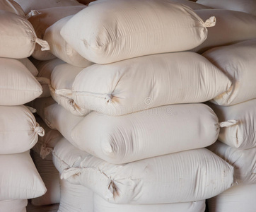 一袋袋面粉照片