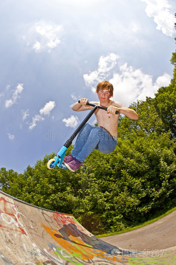 骑着滑板车的男孩