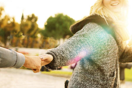 一个男的说我酷跟着我-女孩拉着一个男人的手照片