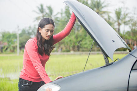 微笑 损害 街道 站立 发动机 故障 运输 过热 汽车 司机