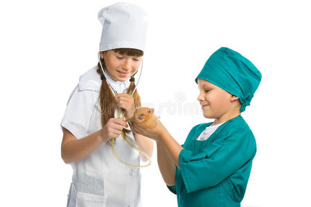 可爱的小孩子穿得像医生一样