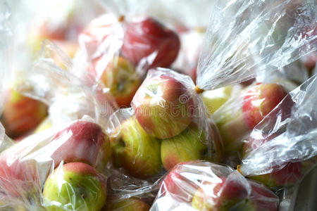 塑料袋里的苹果照片