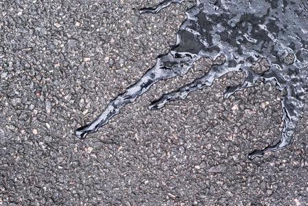 潮湿斑点沥青上的黑色沥青抽象形式