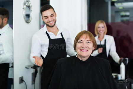 理发师为女人做剪裁