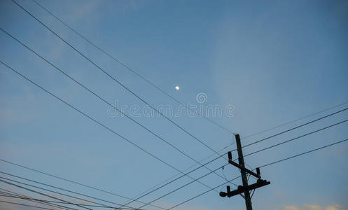 电柱，蓝天背景的小月亮