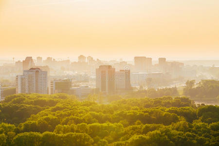 白俄罗斯明斯克的城市景观。 夏天的季节，日落