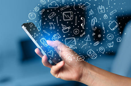 媒体符号带有手绘媒体图标和符号的手持智能手机照片