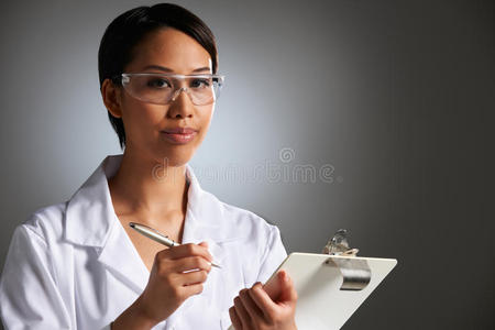女性科学家在剪贴板上写作