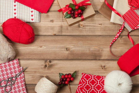 圣诞背景。 针织和缝纫套件