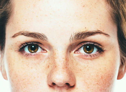 眼睛女人雀斑快乐年轻美丽的工作室肖像与健康的皮肤