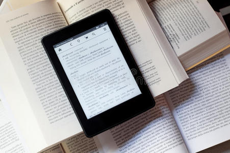 电子书阅读器的双手图片-电子书阅读器的双手素材-电子书阅读器的双手
