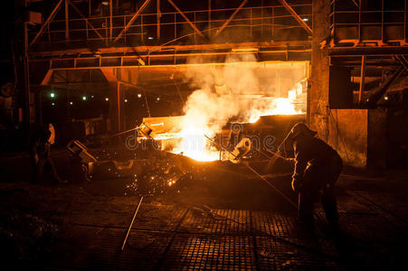 男人 热的 燃烧 铸造厂 铸造 电熔 过程 植物 矿石 行业
