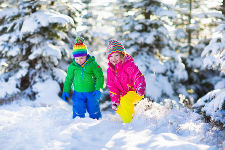 孩子们在下雪的冬天公园玩耍