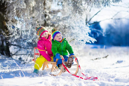 兄弟姐妹 有趣的 宝贝 寒冷的 男孩 朋友 孩子们 雪橇