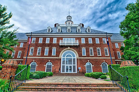 o非洲裔美国人父亲在游乐园的格林山上抱着快乐