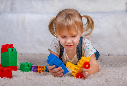 女孩玩塑料玩具立方体结构
