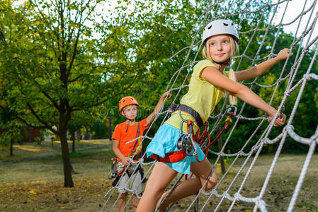 爬山的儿童图片