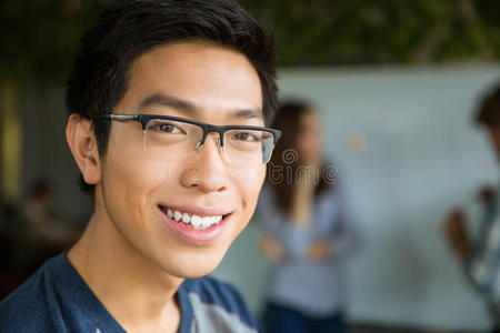 年轻积极的亚洲男人的特写肖像