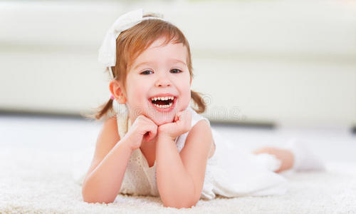 童年 白种人 可爱极了 小孩 可爱的 乐趣 连衣裙 美丽的
