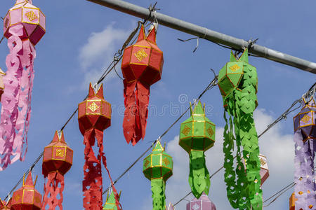 叶鹏节彩纸灯笼装饰