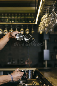 酒吧招待在夜总会做鸡尾酒