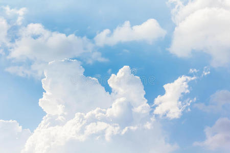 蓬松和油腻美丽的浅蓝色天空和蓬松的白云照片