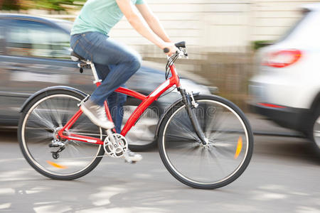 骑自行车的人沿着城市街道高速行驶