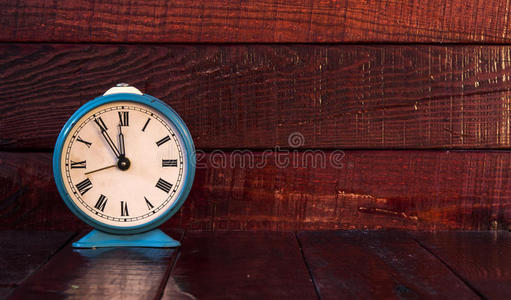 桌上的复古闹钟