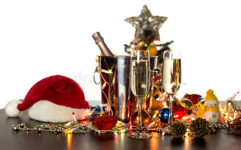 一杯香槟和圣诞装饰隔离