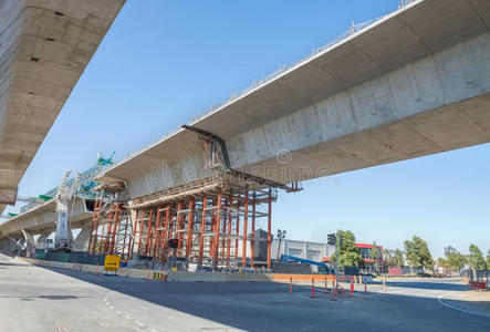 正在重建的道路