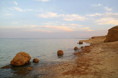 美丽的海景。日落时的大海和岩石埃及红海。