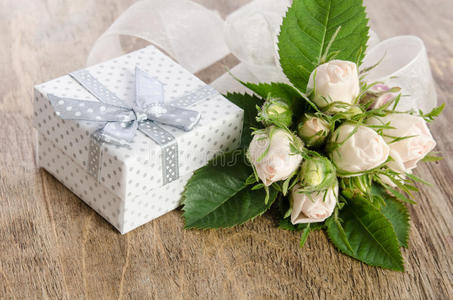 一束白色玫瑰和礼品盒