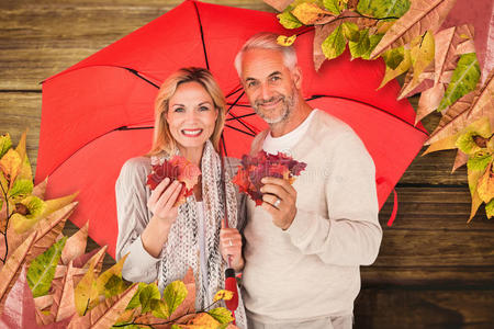 红色雨伞下幸福夫妇肖像的复合图像