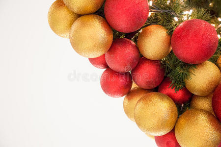 圣诞庆典装饰五颜六色的球在树上