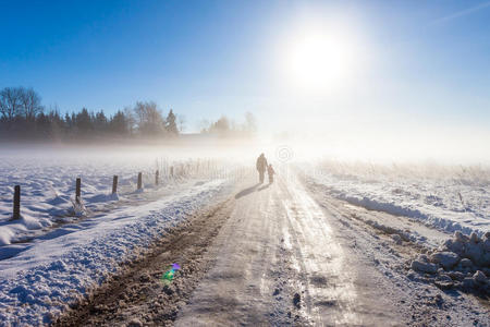 雾蒙蒙的雪路上的母子俩