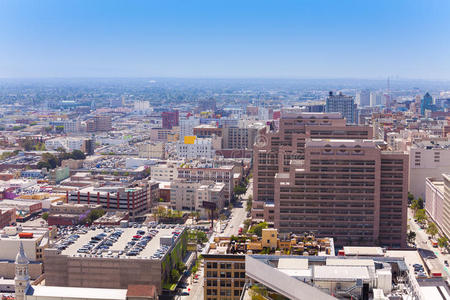 白天从市政厅俯瞰洛杉矶的城市景观