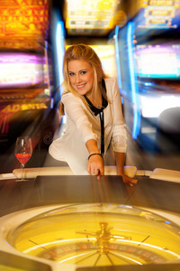 年轻的金发女子在赌场玩赌赢了