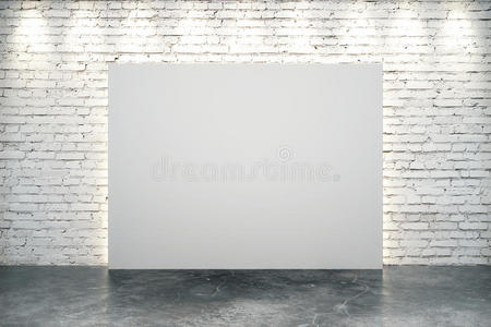 白色砖墙中心的空白白色帆布