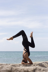 天空 健身 能量 自然 海洋 轮廓 女孩 美丽的 成人 适合