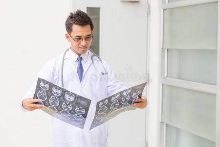 亚洲男子医生看X射线ct扫描结果