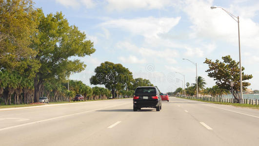 迈阿密道路上的汽车